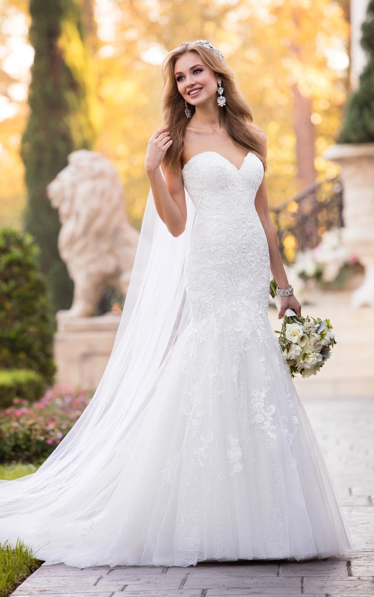 FORM FITTING LACE WEDDING DRESS 6470