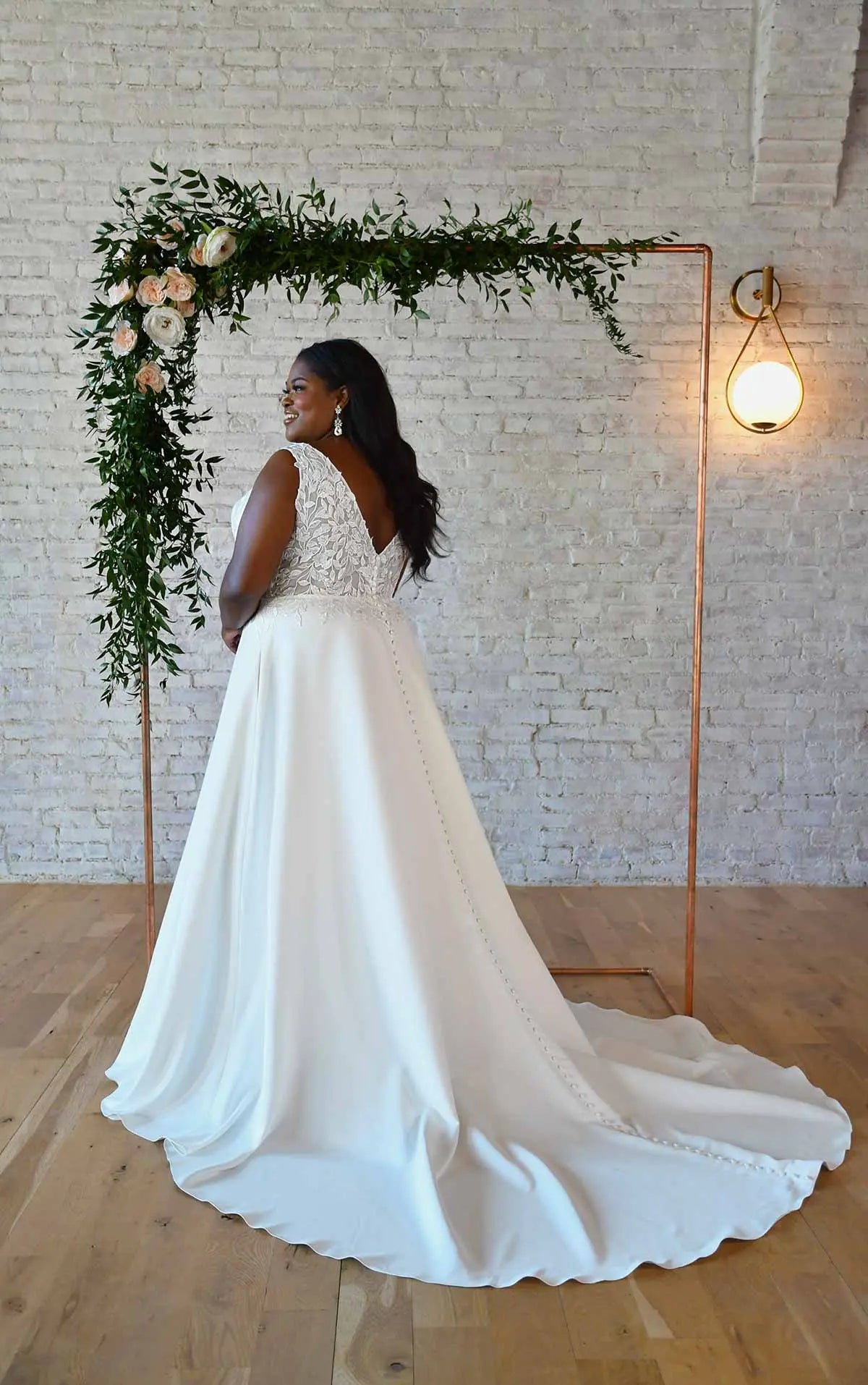 7361+ - V-neckline Plus-size Wedding Dress with Leaf Lace Bodice - Love &  Lace Boutique